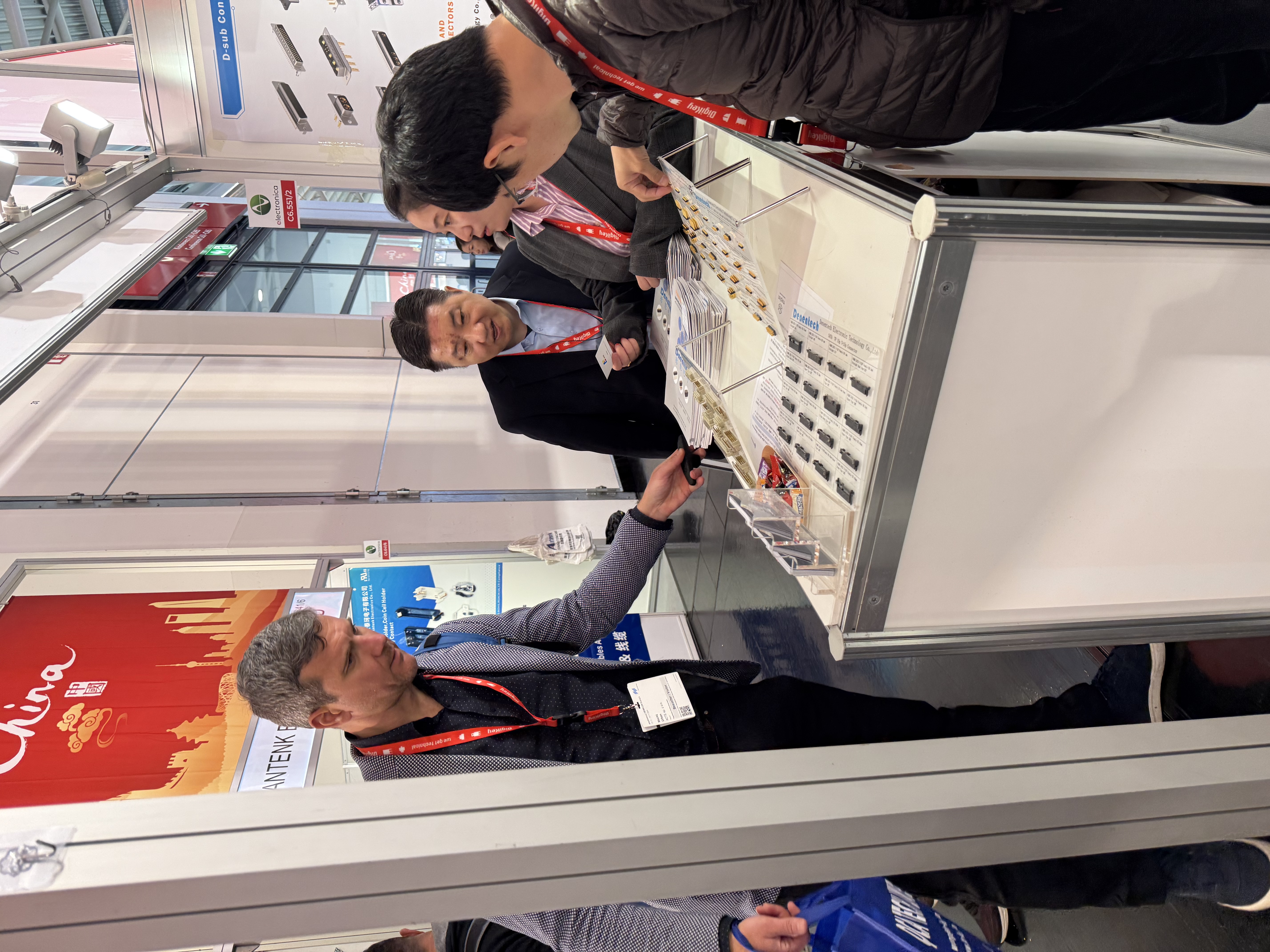 高性能连接器技术展示