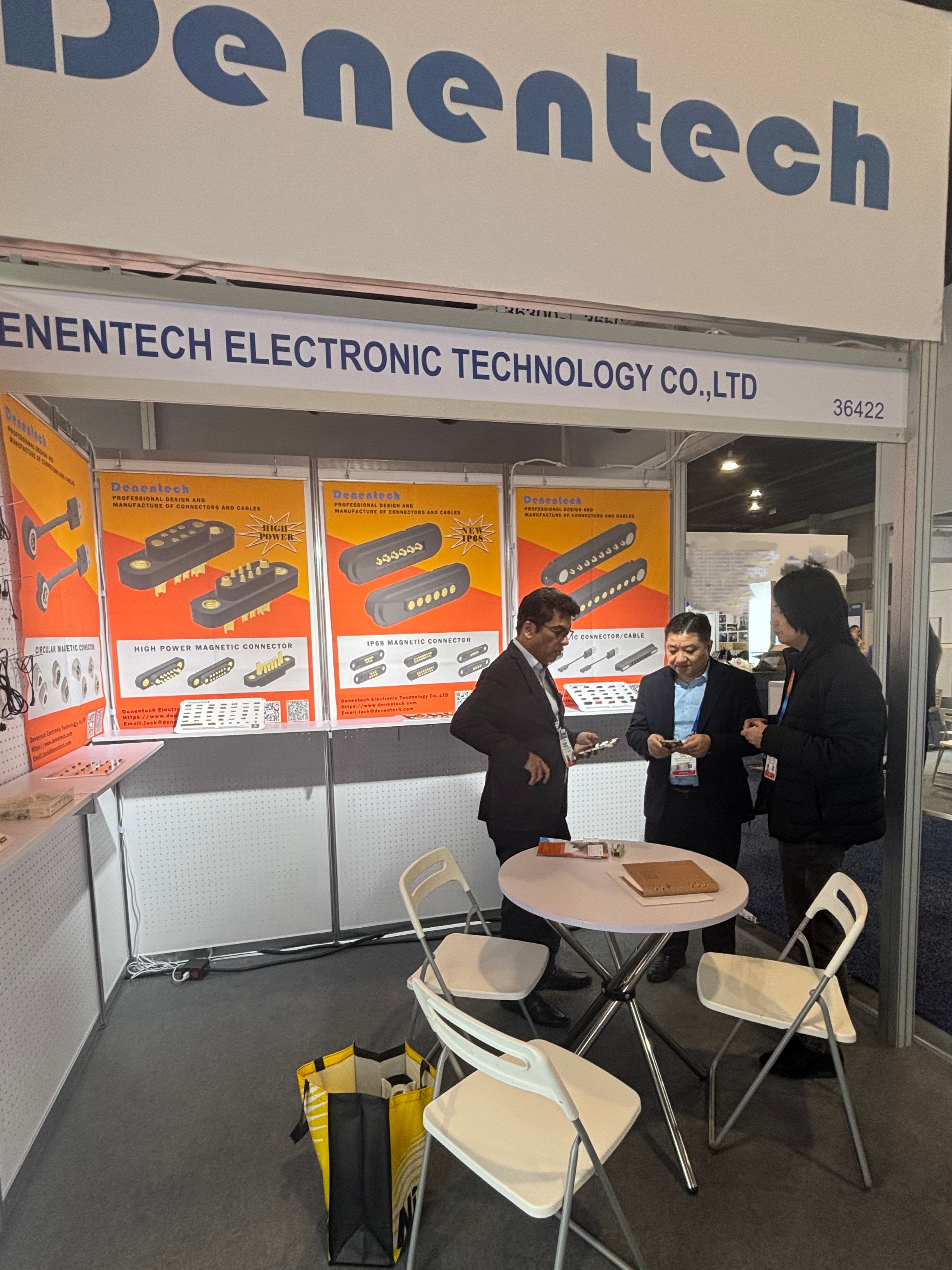 德能智恩CES展会现场交流场景