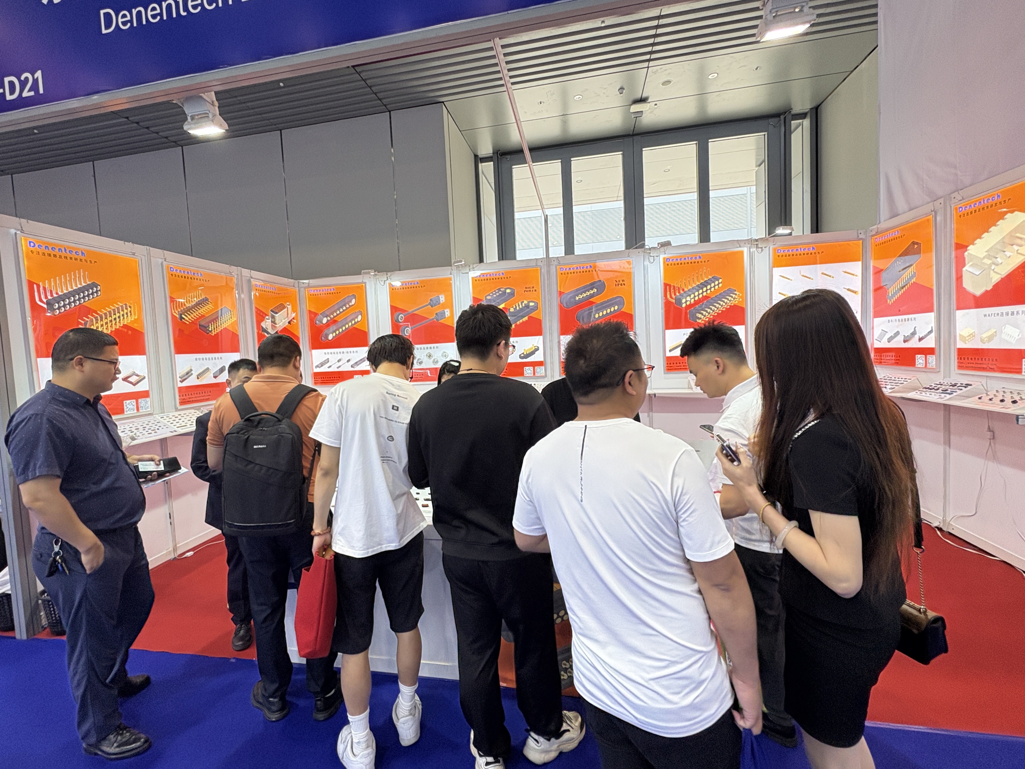 德能电子展位洽谈现场