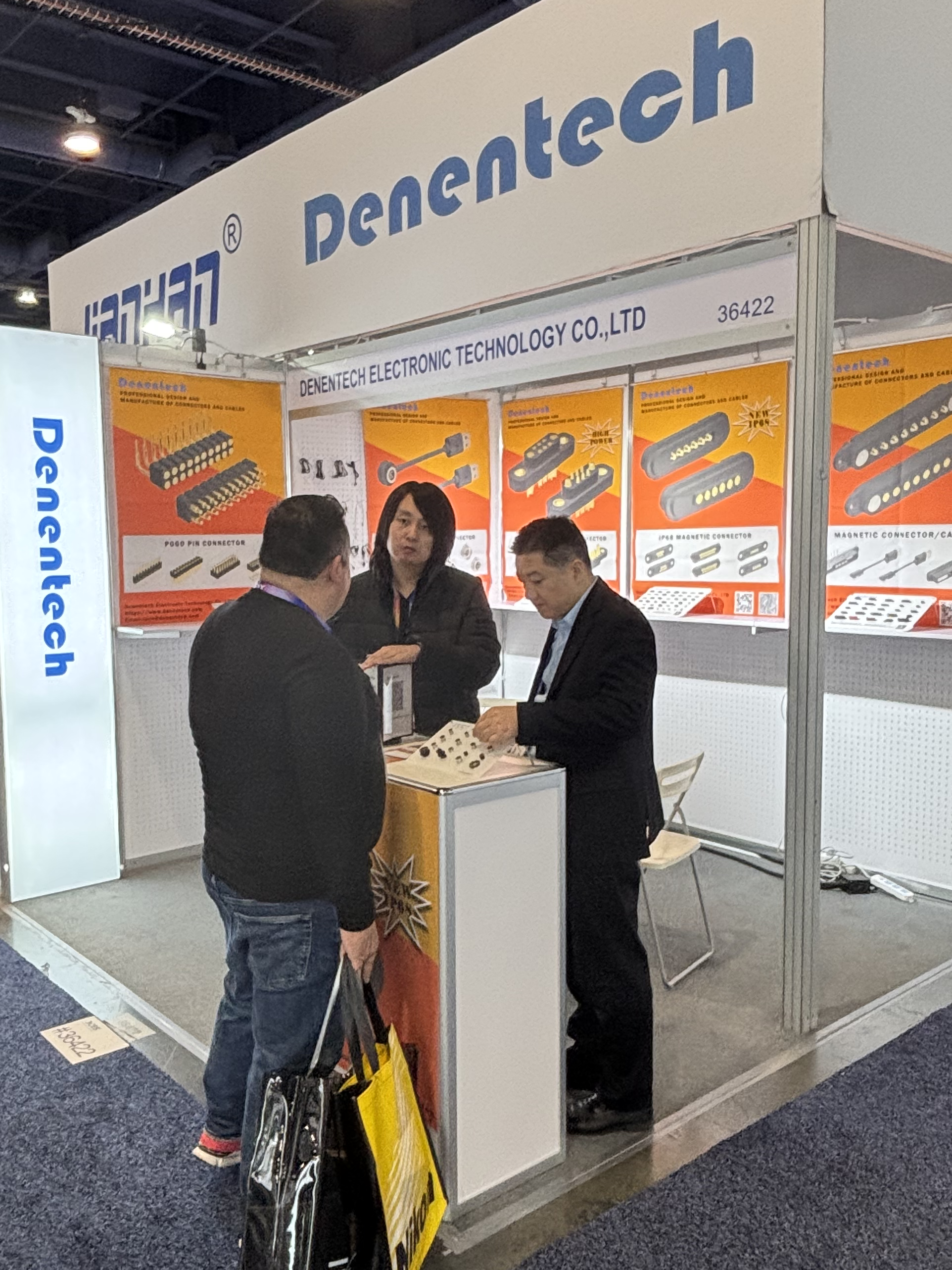 Denentech德能智恩CES2025现场与海外客户交流 连接器技术探讨